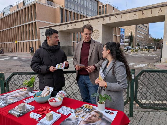 El candidato de CHA a la Presidencia de Aragón, Jorge Pueyo, en la plaza San Francisco de Zaragoza.