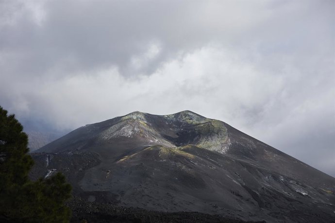 Archivo - Arquivo - A casa do residente de La Palma, Manuel, de 66 anos, em Tacande, em 25 de fevereiro de 2022, em El Paso, La Palma, Ilhas Canárias (Espanha). Manuel está há vinte dias morando novamente em sua casa, depois que o vulcão parou de emitir l