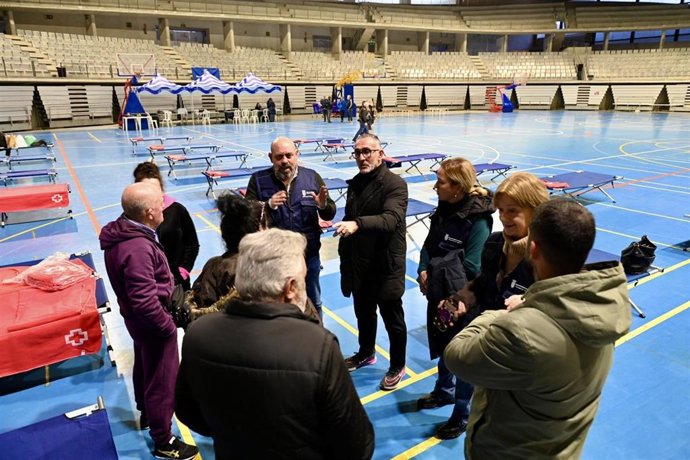 La delegada municipal de Inclusión Social en el Ayuntamiento de Jerez, Yéssika Quintero, en el pabellón municipal de Chapín, donde se ha establecido un punto de atención a personas desalojadas por la crecida del río Guadalete.