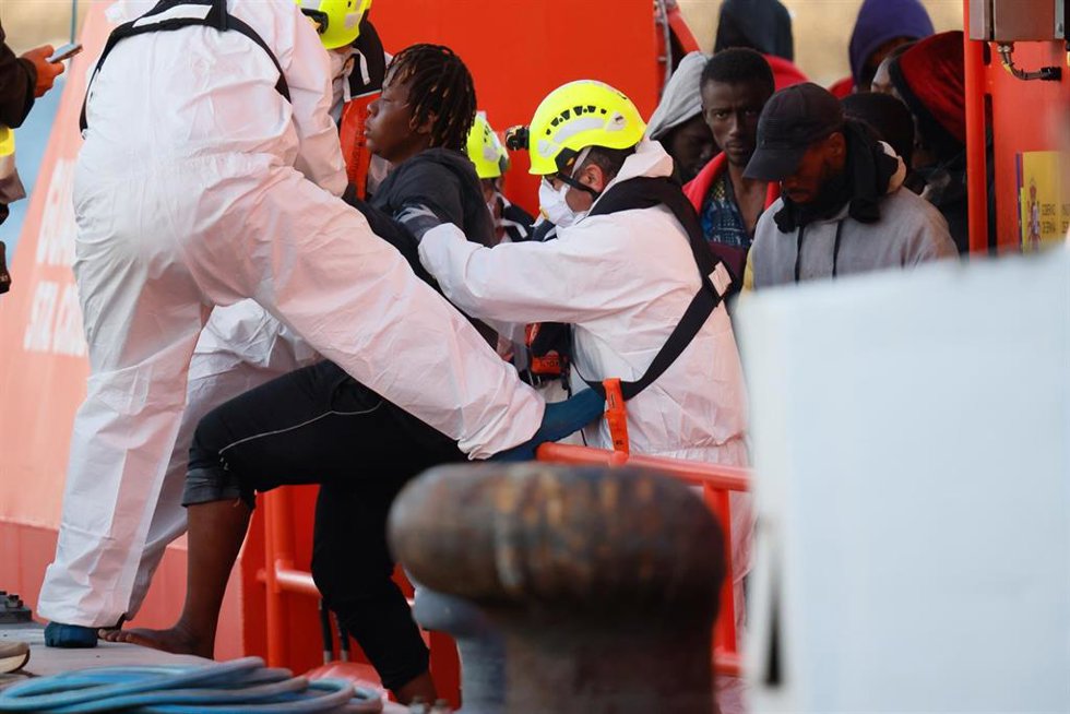 Varios migrantes son rescatados y trasladados por Salvamento Marítimo al puerto de Arguineguín, a 15 de enero de 2026, en Gran Canaria.