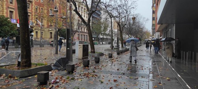 El Bulevar Gran Capitán de Córdoba con el paso de la borrasca Kristin, con paraguas rotos en el suelo por las fuertes rachas de viento.