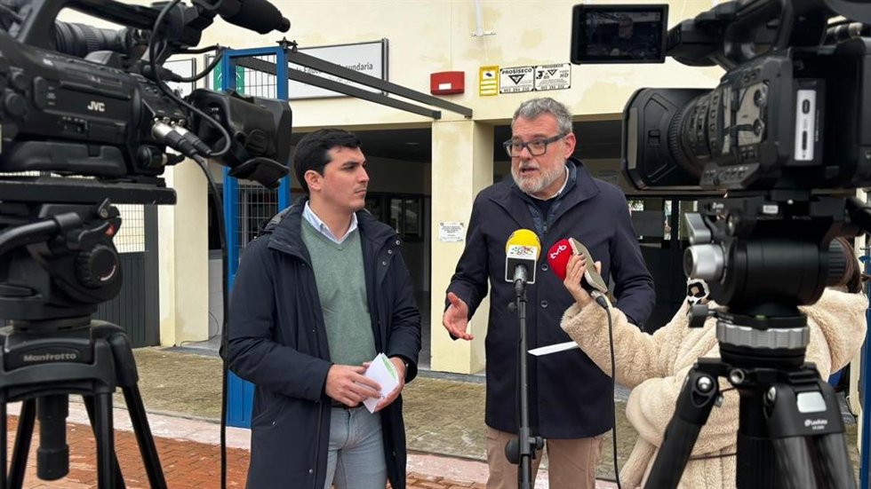 El parlamentario autonómico del PP por Córdoba y miembro de la comisión de Desarrollo Educativo en el Parlamento andaluz, José Carlos García, y el parlamentario autonómico y presidente del PP de Baena, Javier Vacas, ante el IES Luis Carrillo de Sotomayo