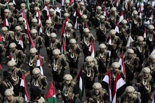 Archivo - Combatientes hutíes participan en una manifestación contra Estados Unidos e Israel