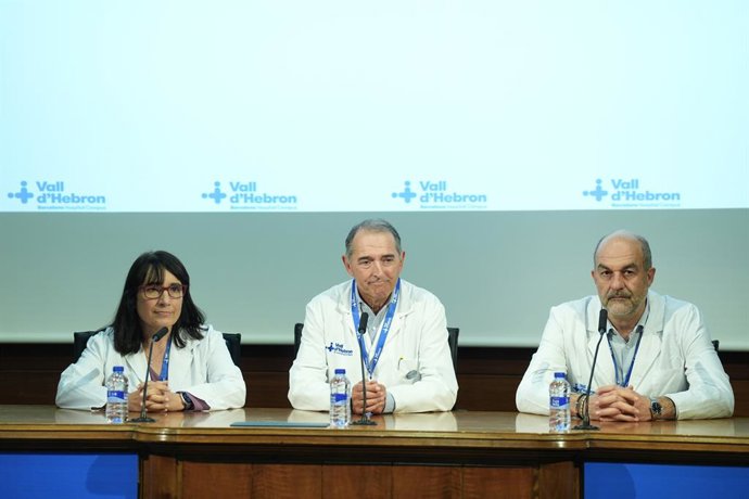 (I-D) La doctora del Servei de Malalties Infeccioses de l'Hospital Vall d'Hebron, Dolors Rodríguez; el director gerent de l'Hospital Vall d?Hebron, Dr. Albert Salazar i el cap del Servei d'Hospitalització Domiciliària de l'Hospital Vall d'Hebron, D