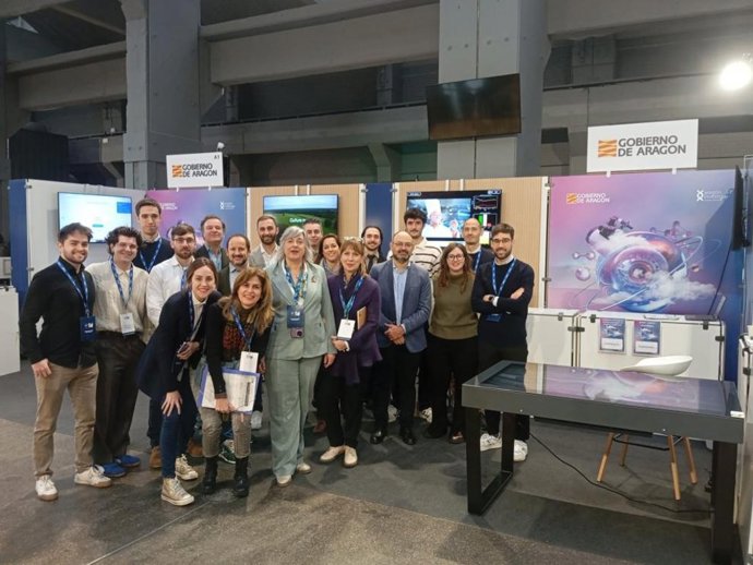 La directora de Ciencia e Investigación, Pilar Gayán, junto con investigadores, técnicos de transferencia del conocimiento y emprendedores en la feria Science For Industry