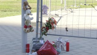 Archivo - Flores, peluches y velas en el vallado de la Feria de Mislata donde murieron dos niñas. 