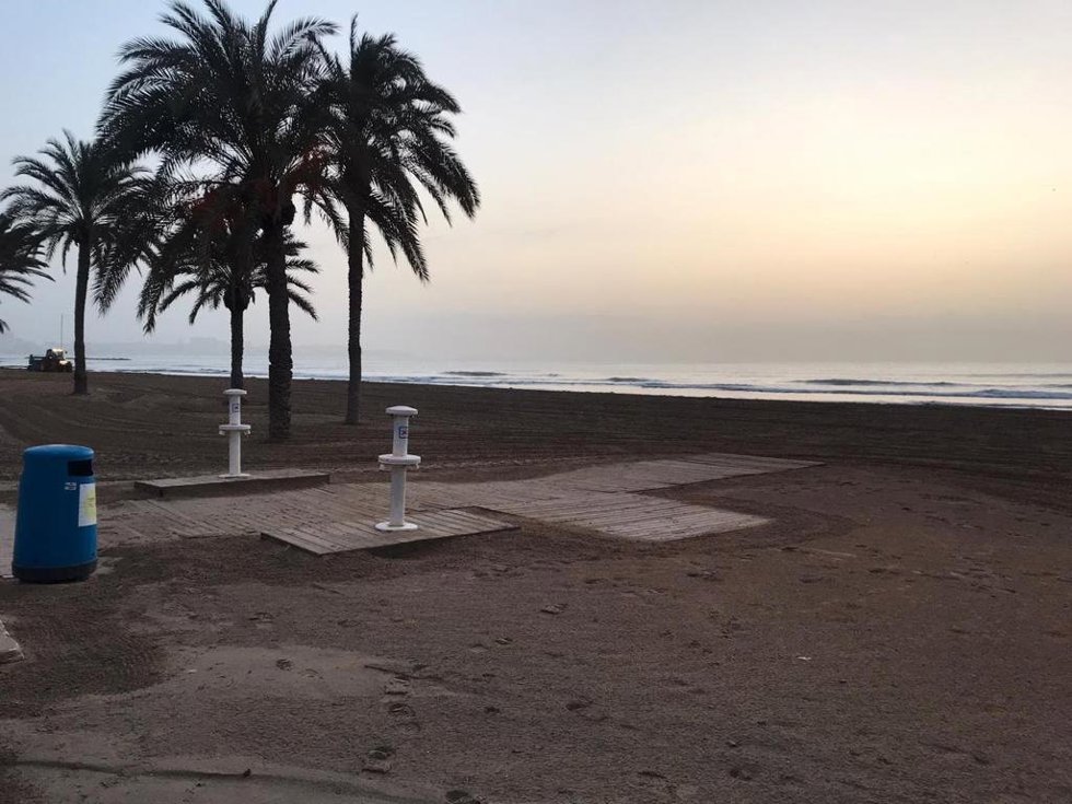 Archivo - Playa de El Postiguet en Alicante
