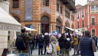 Exteriro del edifico Laredo durante el "escrache" a dos concejales del PP del Ayuntamiento de Sevilla