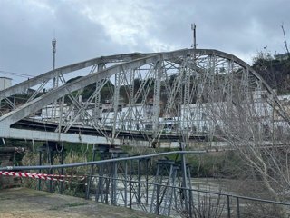 Vista del puente de San Miguel, conocido como puente de hierro, en Arcos de la Frontera, cuya estructura se ha visto comprometida al ceder tres pilares metálicos debido a la fuerza del río Guadalete.