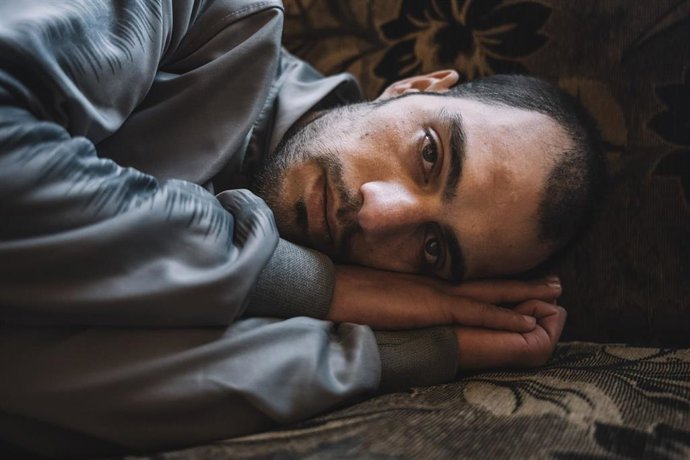 En la foto, Mohamed adopta la misma postura en la que solía dormir mientras estaba en prisión. Después de siete años tumbado en la misma postura, su memoria muscular, aún fresca desde su liberación hace solo unos días, las reproduce instintivamente.