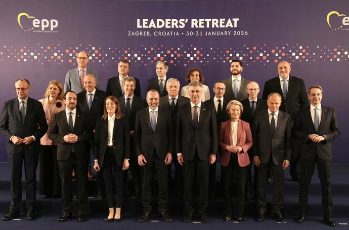 El líder del PP, Alberto Núñez Feijóo, con la presidenta de la Comisión Europea, Ursula von der Leyen, y otros mandatarios europeos durante la cumbre del PPE que se celebra en Zagreb (Croacia).