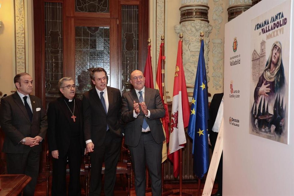 El alcalde de la ciudad, Jesús Julio Carnero, acompañado por el arzobispo de Valladolid, Luis Argüello; el autor del cartel, el pintor Augusto Ferrer-Dalmau, y el presidente de la Junta de Cofradías de Semana Santa, Miguel Vegas