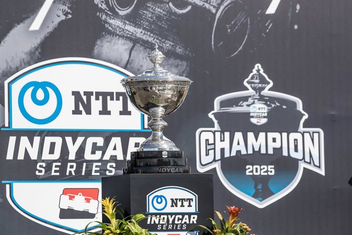 Archivo - August 31, 2025, Lebanon, Tn, USA: INDYCAR Series driver, ALEX PALOU (10) (ESP) of Barcelona, Spain, wins the Championship at Nashville Superspeedway in LEBANON, TN.