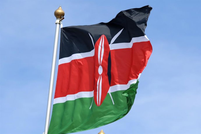 Archivo - June 20, 2025, Saint Petersburg, Russia: The Kenyan national flag flutters in the wind on a flagpole.