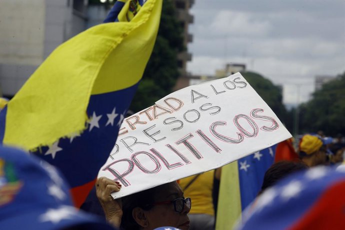 Archivo - July 5, 2019 - Valencia, Carabobo, Venezuela - JULY 05, 2019 .  A sign in Spanish with the phrase  freedom for the political prisioners  was shown A sign in Spanish with the phrase Do not give up was shown during the protest called by Juan Guaid