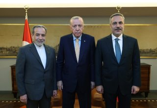 El Ministro De Exteriores De Irán, Abbas Araqchi; El Presidente Turco, Recep Tayyip Erdogan Y El Ministro De Exteriores De Turquía, Hakan Fidan