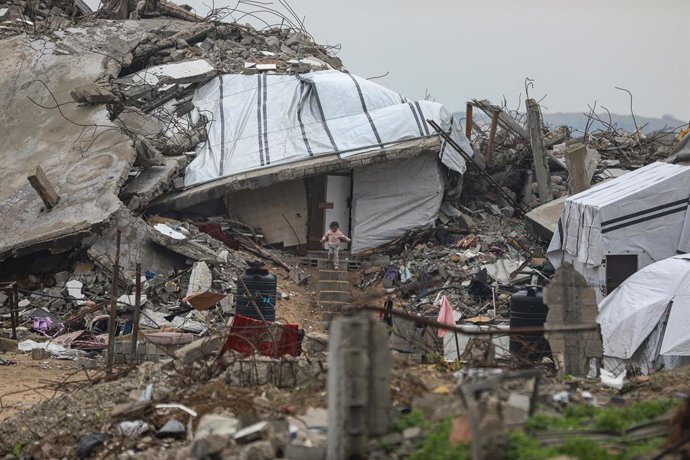 19 de janeiro de 2026, Cidade de Gaza, Faixa de Gaza, Território Palestino: Palestinos deslocados que se refugiam em tendas improvisadas e escolas ou casas fortemente danificadas continuam sua vida em meio à crise humanitária em curso devido ao bloqueio i