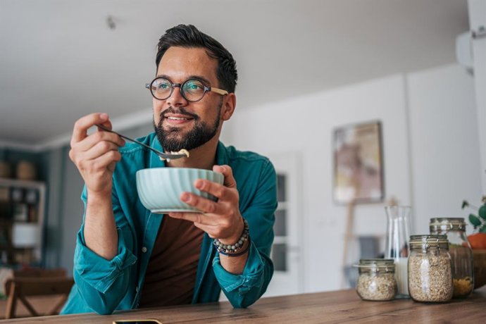 Archivo - Hombre comiendo cereales de un cuenco.