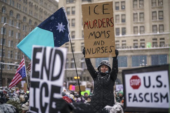 Manifestantes en una concentración contra el servicio de inmigración de Estados Unidos tras el asesinato de una mujer