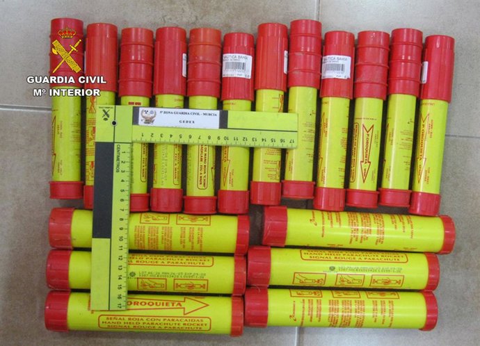 Archivo - La Guardia Civil desactiva 18 bengalas y dos botes de humo de señalización marítima en San Javier