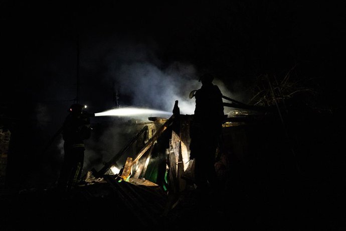 30 de janeiro de 2026, Kramatorsk, Oblast de Donetsk, Ucrânia: Apesar do recente anúncio de um cessar-fogo entre os Estados Unidos e a Rússia, ataques com drones e aéreos continuam atingindo cidades próximas à linha de frente na Ucrânia. Na foto, bombeiro