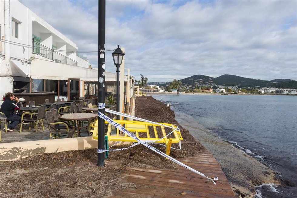 Paso del temporal por la playa de Talamanca, a 29 de enero de 2026, en Ibiza, Islas Baleares (España).