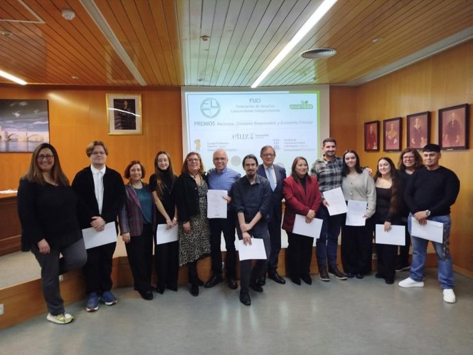 Foto de familia de los premiados por FUCI y EcoembesGobierno de Aragón.