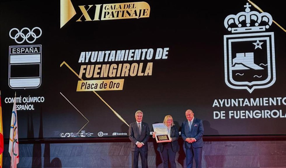 La alcaldesa de Fuengirola recibe la placa Oro de la Federación de Patinaje.