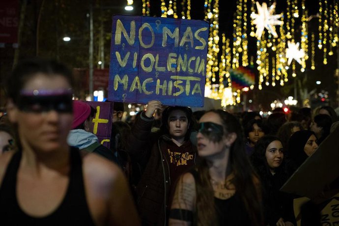 Archivo - Una mujer sujeta una pancarta durante una manifestación contra las violencias machistas, a 25 de noviembre de 2022, en Barcelona, Catalunya (España). 