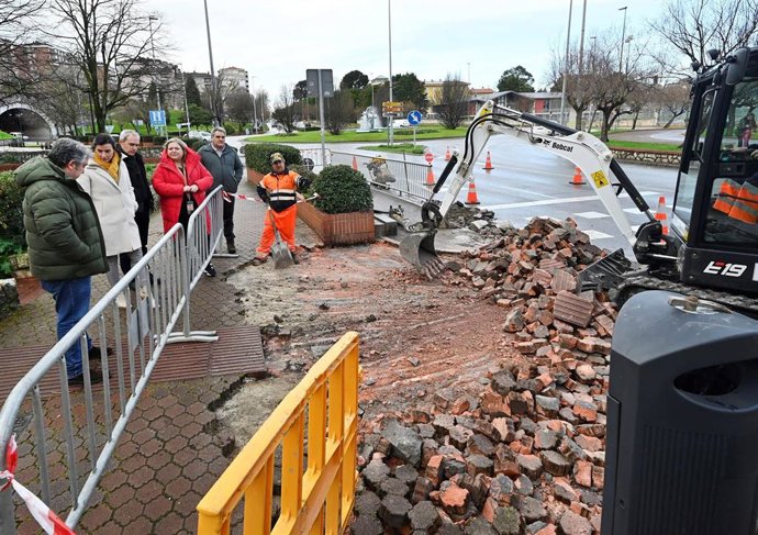 Obras del paso peatonal elevado en Los Castros