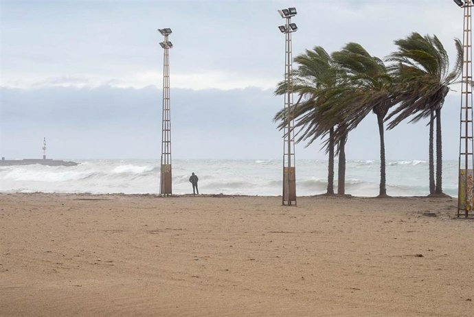 Imagen de la costa de Almería capital presentando fuerte oleaje y viento debido al paso de la borrasca 'Kristin'. A 28 de enero de 2026, en Almería (Andalucía, España).
