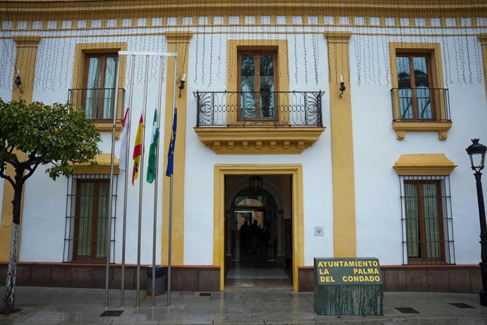 Imagen de la fachada del ayuntamiento de La Palma del Condado (Huelva) con las banderas a media asta y crespones negros en señal de luto por las víctimas, del accidente ferroviario de Adamuz (Córdoba) del pasado domingo. 