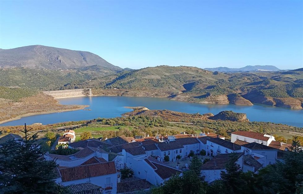Archivo - Vista general del embalse de Zahara de la Sierra en diciembre de 2025.
