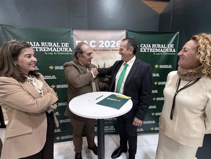 El presidente de la entidad, Urbano Caballo, durante la firma con el presidente de Apag Extremadura Asaja, Juan Metidieri, en Agroexpo
