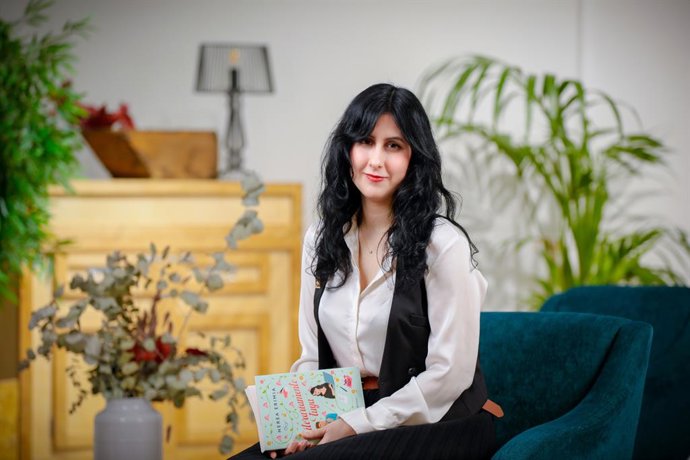 Nerea Ermia sosteniendo su libro 'Literariamente tuya'