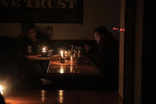 Archivo - February 8, 2023, Odesa, Ukraine: Men sit at the tables by candles in a cafe as a blackout is in place in Odesa, southern Ukraine. Odesa and the region experience a difficult situation with power supply after an accident at one of the substation