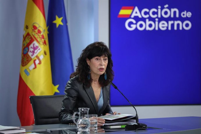 La ministra de Igualdad, Ana Redondo, durante la rueda posterior al Consejo de Ministros en el Palacio de la Moncloa, a 27 de enero de 2026, en Madrid (España). El Gobierno ha aprobado este martes un mecanismo de indemnizaciones dotado de 20 millones de e