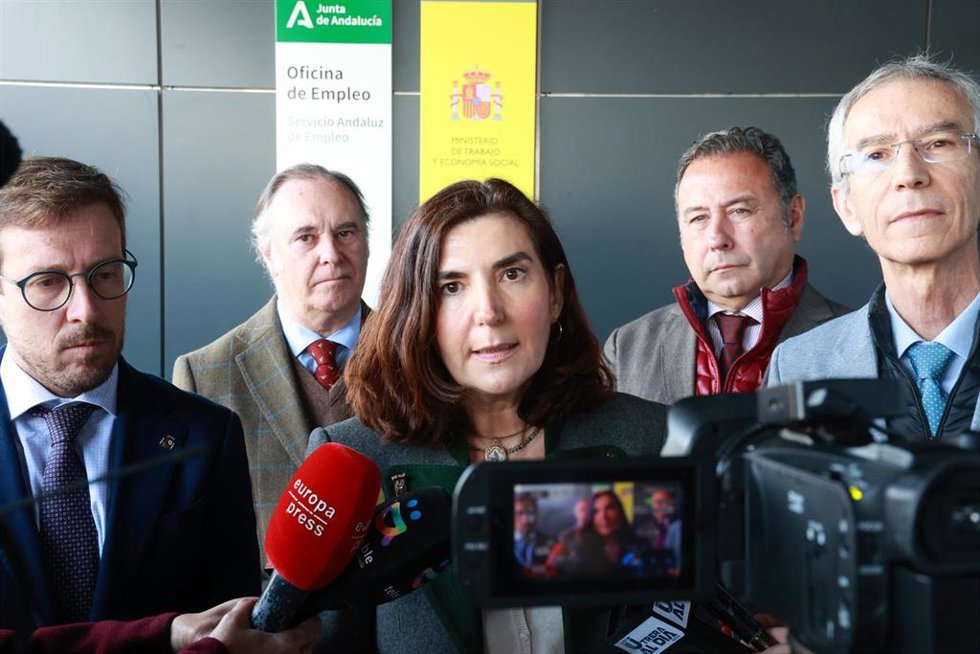 La consejera de Empleo, Empresa y Trabajo Autónomo, Rocío Blanco, atiende a los medios durante la visita a las nuevas instalaciones de la Oficina de Empleo en Utrera (Sevilla). A 15 de enero de 2026 en Utrera, Sevilla (Andalucía, España).