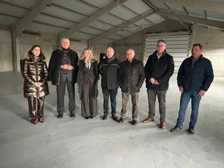 La vicepresidenta Vaquero y el consejero Blasco en la nave municipal de Camarena de la Sierra.