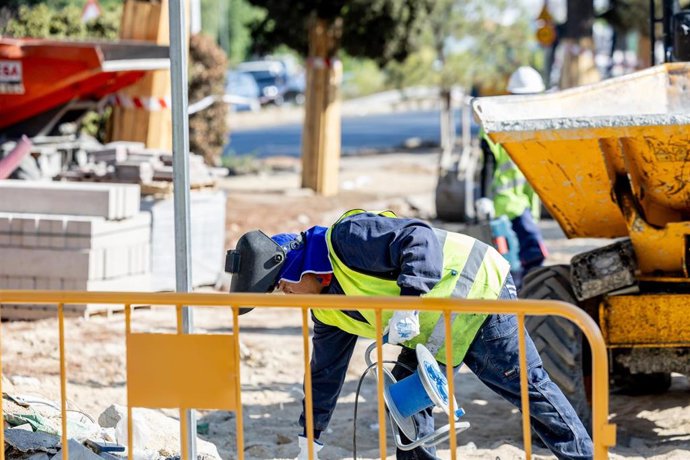 Archivo - Un obrero trabaja en una obra en la vía pública.