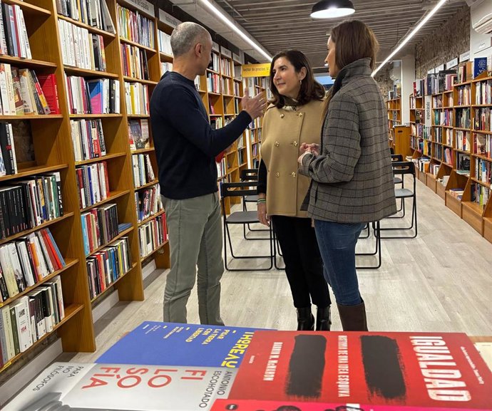 La consejera de Empleo, Empresa y Trabajo Autónomo, Rocío Blanco, junto a la primera teniente de alcalde del Ayuntamiento de Málaga y concejala de Comercio, Elisa Pérez de Siles, informa del Día del Comercio de Andalucía.