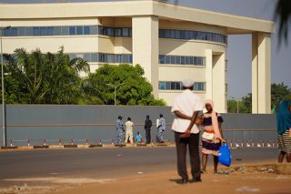 Archivo - BISSAU, Nov. 27, 2025  -- Military personnel stand on duty on a street in Bissau, Guinea-Bissau, Nov. 27, 2025. TO GO WITH "Horta Inta-A sworn in as transitional president of Guinea-Bissau"