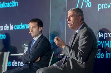 Archivo - (I-D) El presidente de Indra, Ángel Escribano, y el consejero delegado de Indra Group, José Vicente de los Mozos, durante una reunión para trabajar en los Programas Especiales de Modernización (PEM), en IFEMA, a 29 de octubre de 2025, en Madrid 