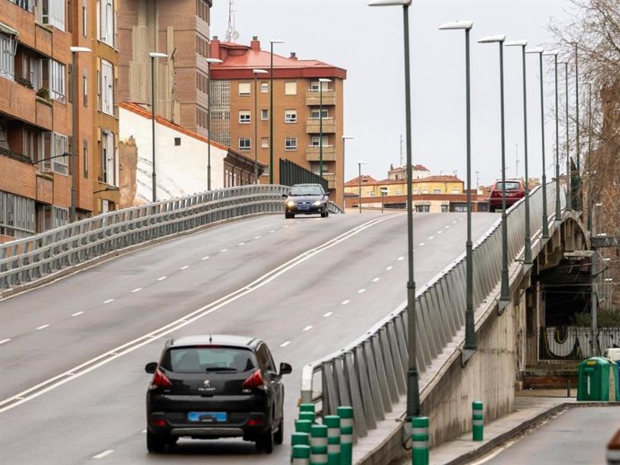 El viaducto de Arco de Ladrillo de Valladolid sufrirá un corte puntual este lunes por la reparación de un pretil dañado