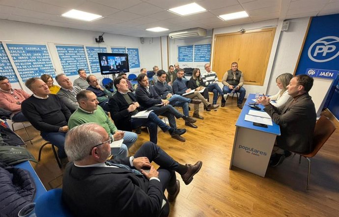 El presidente provincial del PP de Jaén, Erik Domínguez, ha mantenido una reunión de trabajo con alcaldes del partido