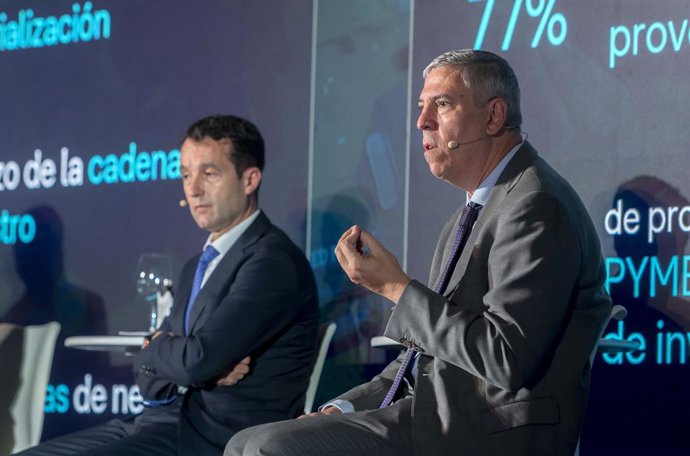 Archivo - (I-D) El presidente de Indra, Ángel Escribano, y el consejero delegado de Indra Group, José Vicente de los Mozos, durante una reunión para trabajar en los Programas Especiales de Modernización (PEM), en IFEMA, a 29 de octubre de 2025, en Madrid 