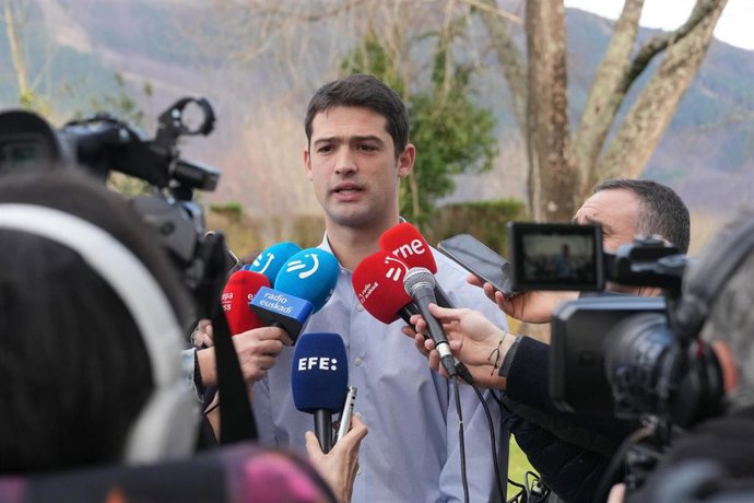 El portavoz del PNV en el  Parlamento, Joseba Díez Antxustegi