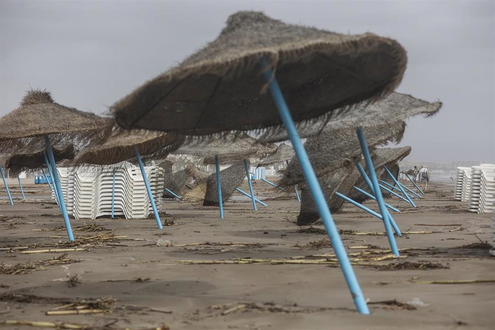 Archivo - Playa de la Malvarrosa afectada por fuertes rachas de viento en imagen de archivo.