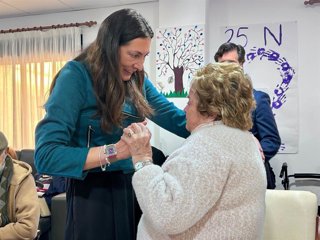 La consejera de Inclusión Social, Juventud, Familias e Igualdad, Loles López, ha visitado este sábado la residencia para personas mayores Nodromar, en Valverde del Camino (Huelva)
