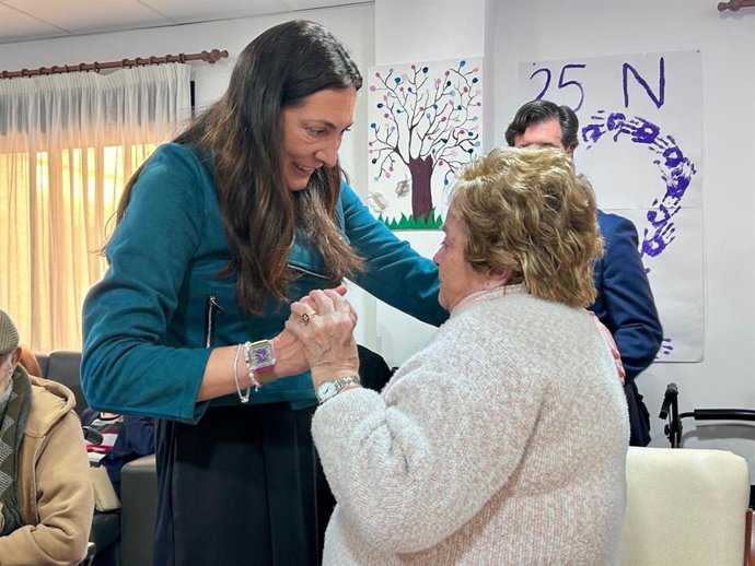 La consejera de Inclusión Social, Juventud, Familias e Igualdad, Loles López, ha visitado este sábado la residencia para personas mayores Nodromar, en Valverde del Camino (Huelva)